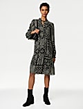 Robe longueur genou imprimée avec encolure à nouer et volants