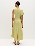 Robe midi asym&eacute;trique en satin &agrave; taille ajust&eacute;e et encolure ronde