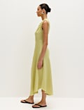 Robe midi asym&eacute;trique en satin &agrave; taille ajust&eacute;e et encolure ronde
