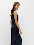 Vestido columna midaxi de sat&eacute;n con detalle de bufanda