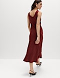 Robe midi coupe droite en satin &agrave; bretelles larges