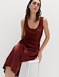 Robe midi coupe droite en satin &agrave; bretelles larges