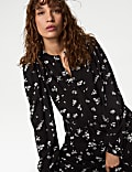 Vestido en capas a media pierna estampado con cuello redondo