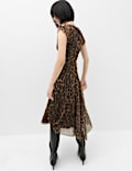 Tailliertes Midikleid mit Tiermuster und Drapierung