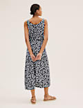 Tailliertes Midi-Kleid mit hohem Leinenanteil und Muster
