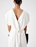 Robe coupe courte en satin &agrave; tra&icirc;ne dans le dos