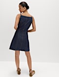 Robe tube courte en jean &agrave; bretelles et fermeture boutonn&eacute;e