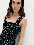 Vestido a media pierna a la cintura estampado de escote cuadrado