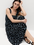 Vestido a media pierna a la cintura estampado de escote cuadrado