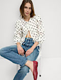 Chemisier à manches bouffantes et motif pois à nouer sur le devant