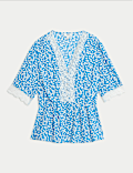 Bluse mit V-Ausschnitt und geblümtem Spitzendetail