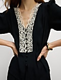 Bluse mit V-Ausschnitt und Spitzendetail