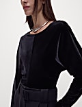 Samtbluse mit Rundhalsausschnitt
