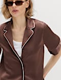 Chemise en satin avec encolure