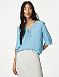 Blusa de escote en pico con detalle de volante