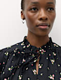 Blusa abotonada floral con cuello con lazo