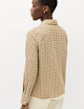Chemise &agrave; pois et fermeture boutonn&eacute;e avec encolure