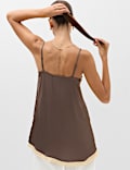 Top largo estilo camisola de sat&eacute;n con detalle de encaje