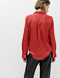 Chemise en satin boutonn&eacute;e &agrave; encolure