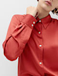 Chemise en satin boutonn&eacute;e &agrave; encolure