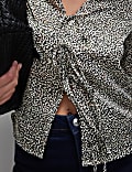 Satijnen blouse met striksluiting op de voorkant en print