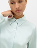 Chemise en satin boutonn&eacute;e &agrave; encolure