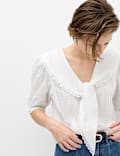 Zuiver katoenen blouse met strikdetail en broderie en bootkraag