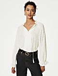 Blouse avec encolure à nouer, fermeture à boutons-pression, motif jacquard et volants