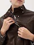 Veste d&rsquo;aviateur en simili cuir carreaux et &agrave; col chemin&eacute;e