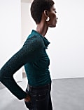 Glitzerndes Carmentop mit Wickeldetail