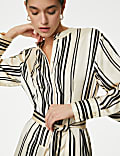 Kragenloses Midaxi-Shirtkleid aus Satin mit Streifen