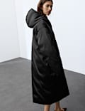 Manteau long molletonn&eacute; &agrave; capuche en satin, garni de plumes & duvet
