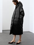 Manteau long molletonn&eacute; &agrave; capuche en satin, garni de plumes & duvet