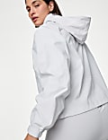 Chaqueta deportiva corta con capucha impermeable