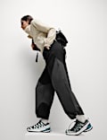 Pantalon de jogging parachute tissé coupe décontractée, doté de la technologie Stormwear™