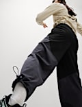 Pantalon de jogging parachute tissé coupe décontractée, doté de la technologie Stormwear™