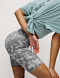Gemusterte Yoga-Shorts mit hohem Bund