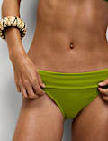 Parte de abajo de bikini con parte superior enrollada