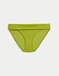 Parte de abajo de bikini con parte superior enrollada