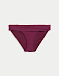 Parte de abajo de bikini con parte superior enrollada