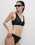 Parte de arriba de bikini festoneada de neopreno