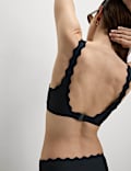 Parte de arriba de bikini festoneada de neopreno