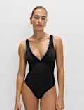 Maillot de bain plongeant sculptant à bordures brodées