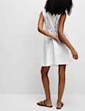 Robe tube coupe courte à col en V en lin