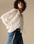 Blouse met strikhals, pofmouwen, ruches en structuur