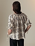 Linnenrijke blouse met pofmouwen en geometrisch motief