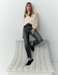 Blouse à manches bouffantes, encolure à nouer et empiècement à perles
