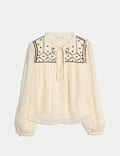 Blouse à manches bouffantes, encolure à nouer et empiècement à perles