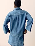 Chemise coupe d&eacute;contract&eacute;e en jean &agrave; encolure et rayures