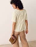 Gestreepte blouse met V-hals en ruches aan de voorkant